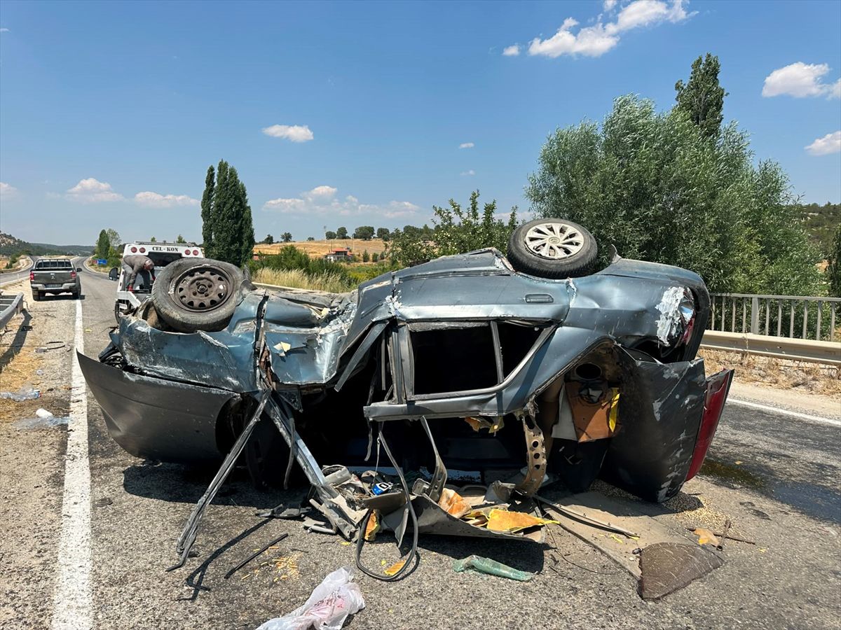 Uşak'ta takla atan otomobilde 4 yaralı