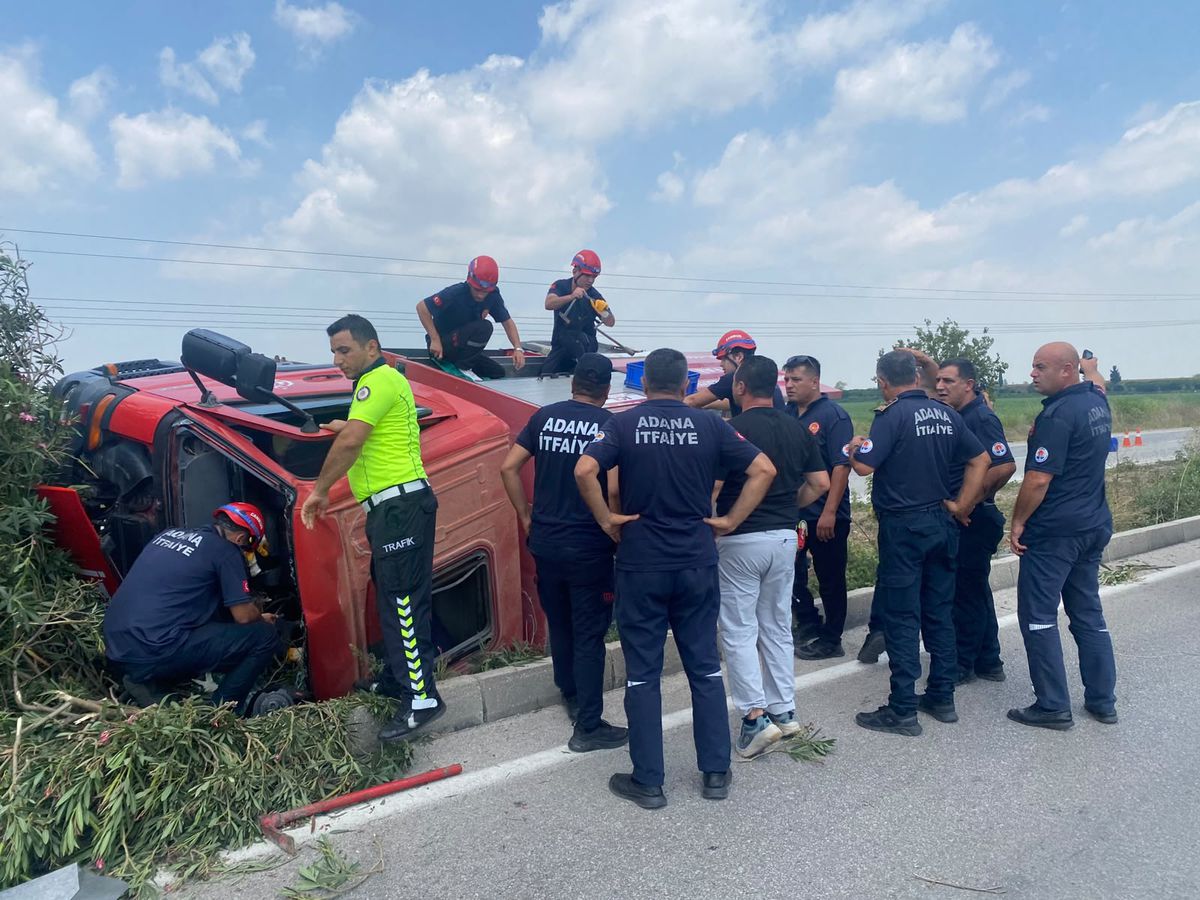 Ceyhan'da İtfaiye Arazözü Devrildi: 3 Yaralı