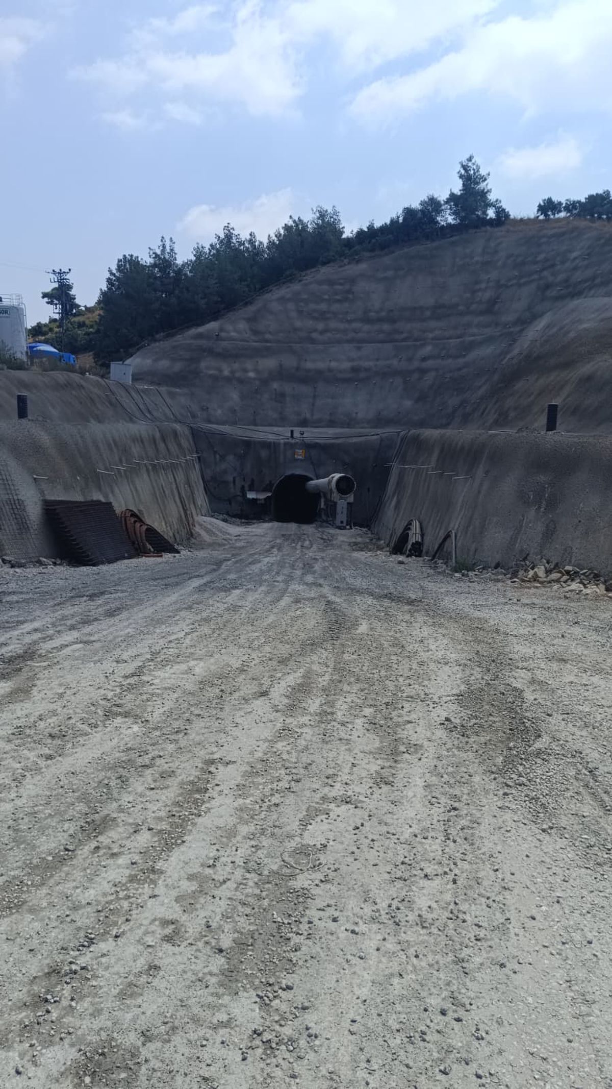 Adana'da içme suyu projesinde göçük: İşçiler toprak altında