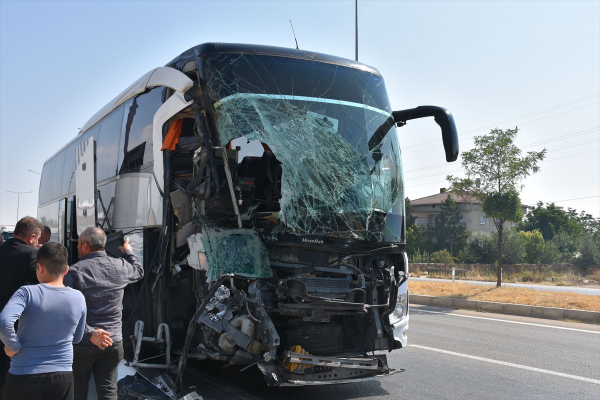 Afyonkarahisar'da otobüs kamyonete çarptı: 1 ölü, 15 yaralı