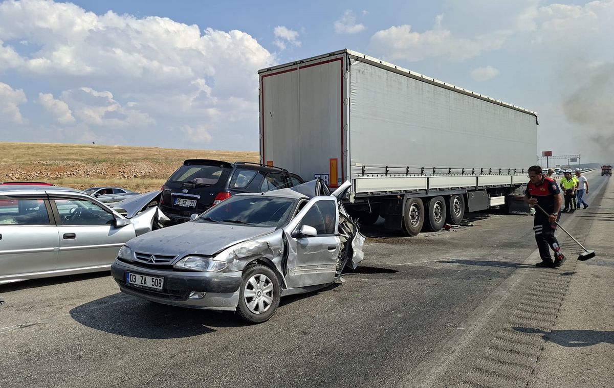 Afyonkarahisar'da Anız Yangını Zincirleme Kazaya Neden Oldu: 3 Yaralı