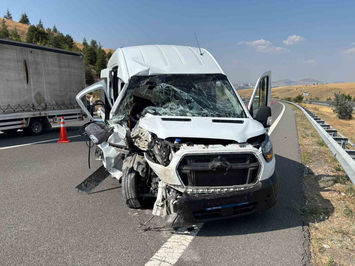 Ankara'da servis aracı tıra çarptı: 7 yaralı