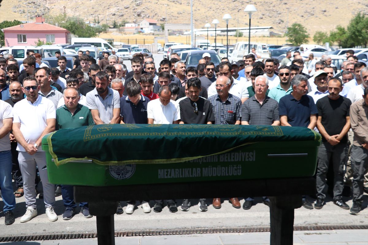 Antalya'da Boğulan Uğur Kaan Kayseri'de Son Yolculuğuna Uğurlandı