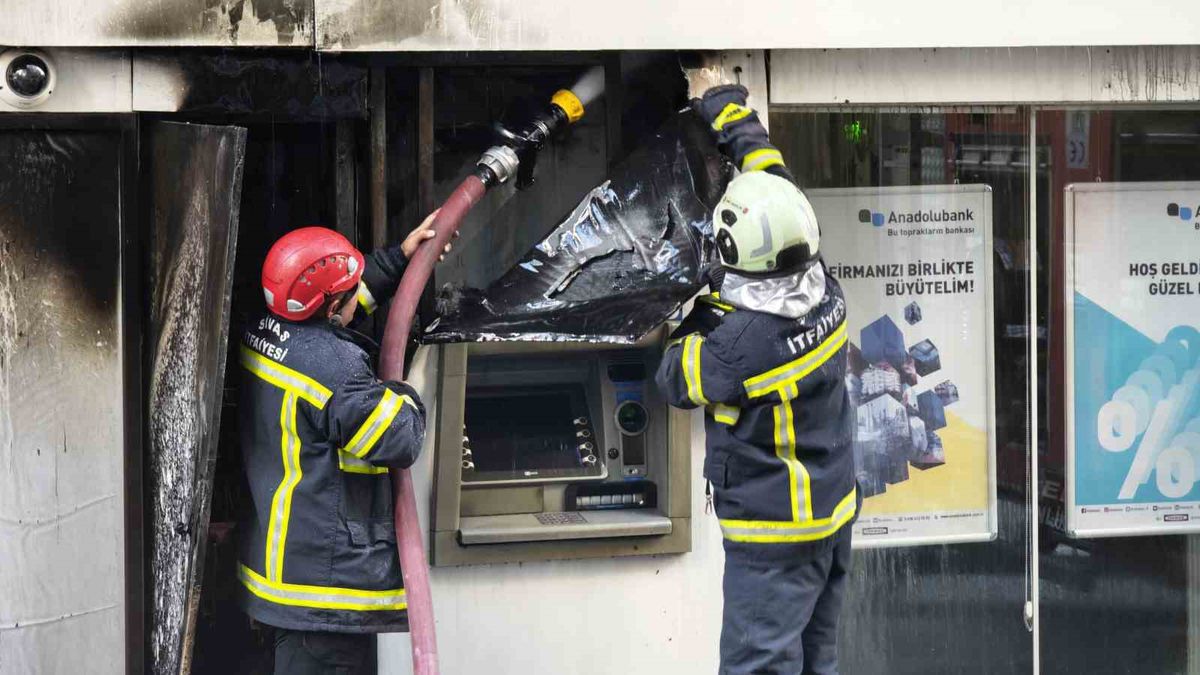 Sivas'ta ATM Yangını Paniğe Neden Oldu