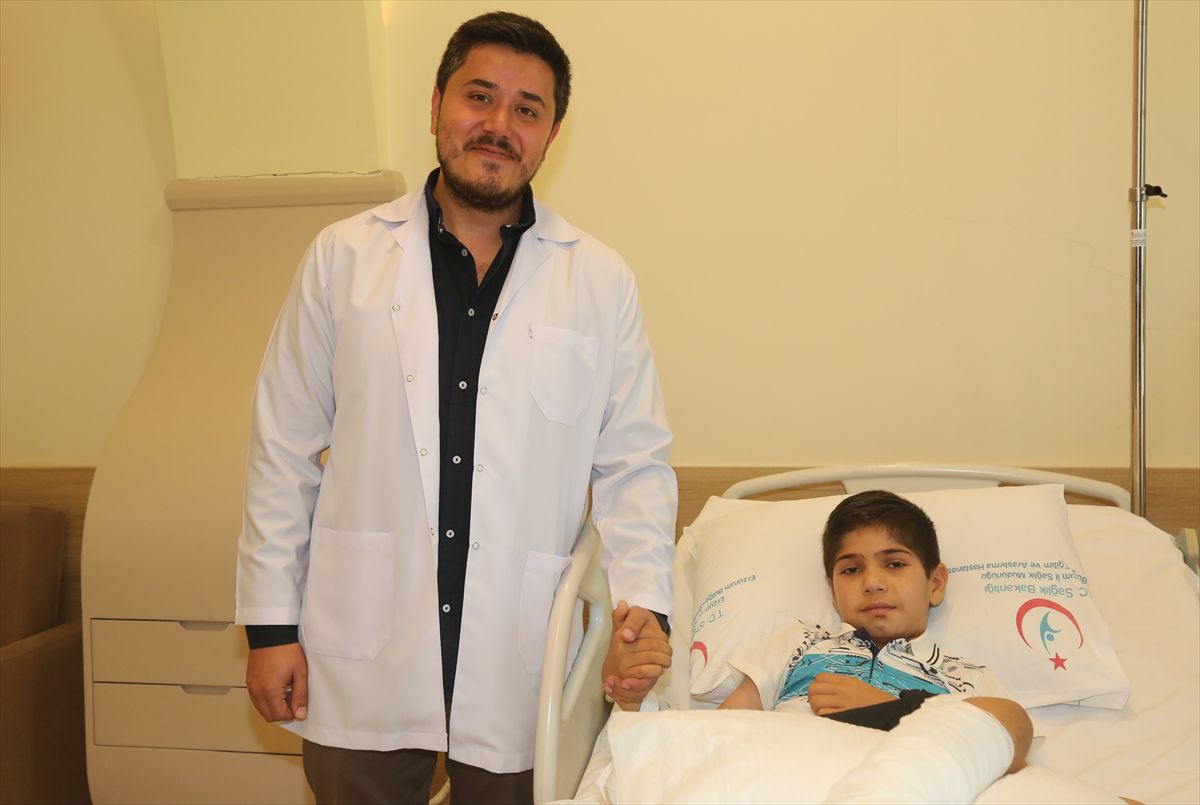 10 Yaşındaki Musa'nın Ayağını Mikrocerrahiyle Kurtardılar