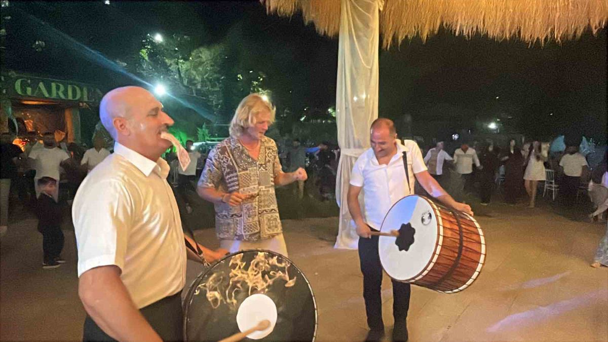 Turistler Sünnet Düğününde Halay Çekti