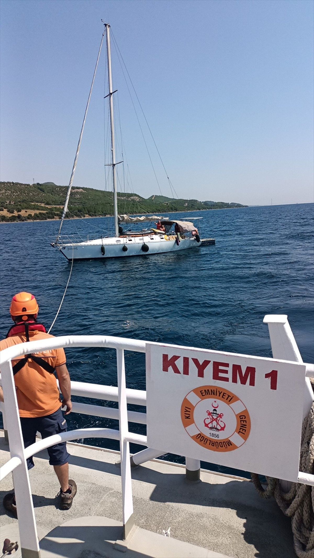 Çanakkale'de arızalı tekne kurtarıldı