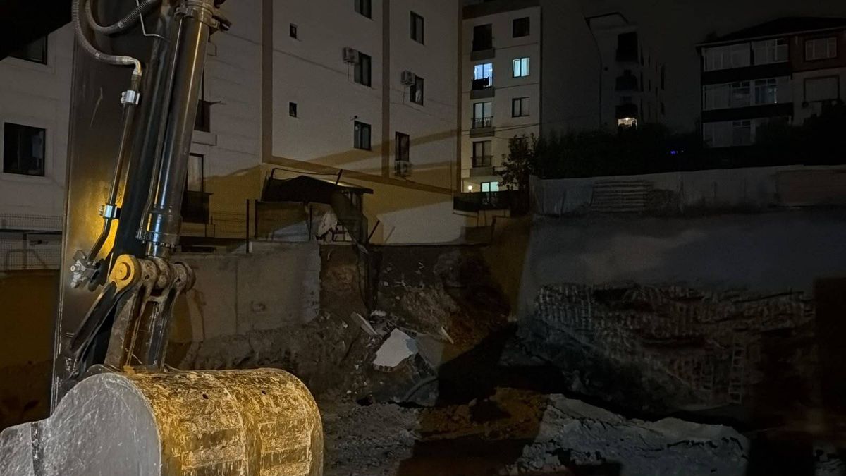 Çekmeköy'de istinat duvarı çöktü: 5 katlı bina tahliye edildi
