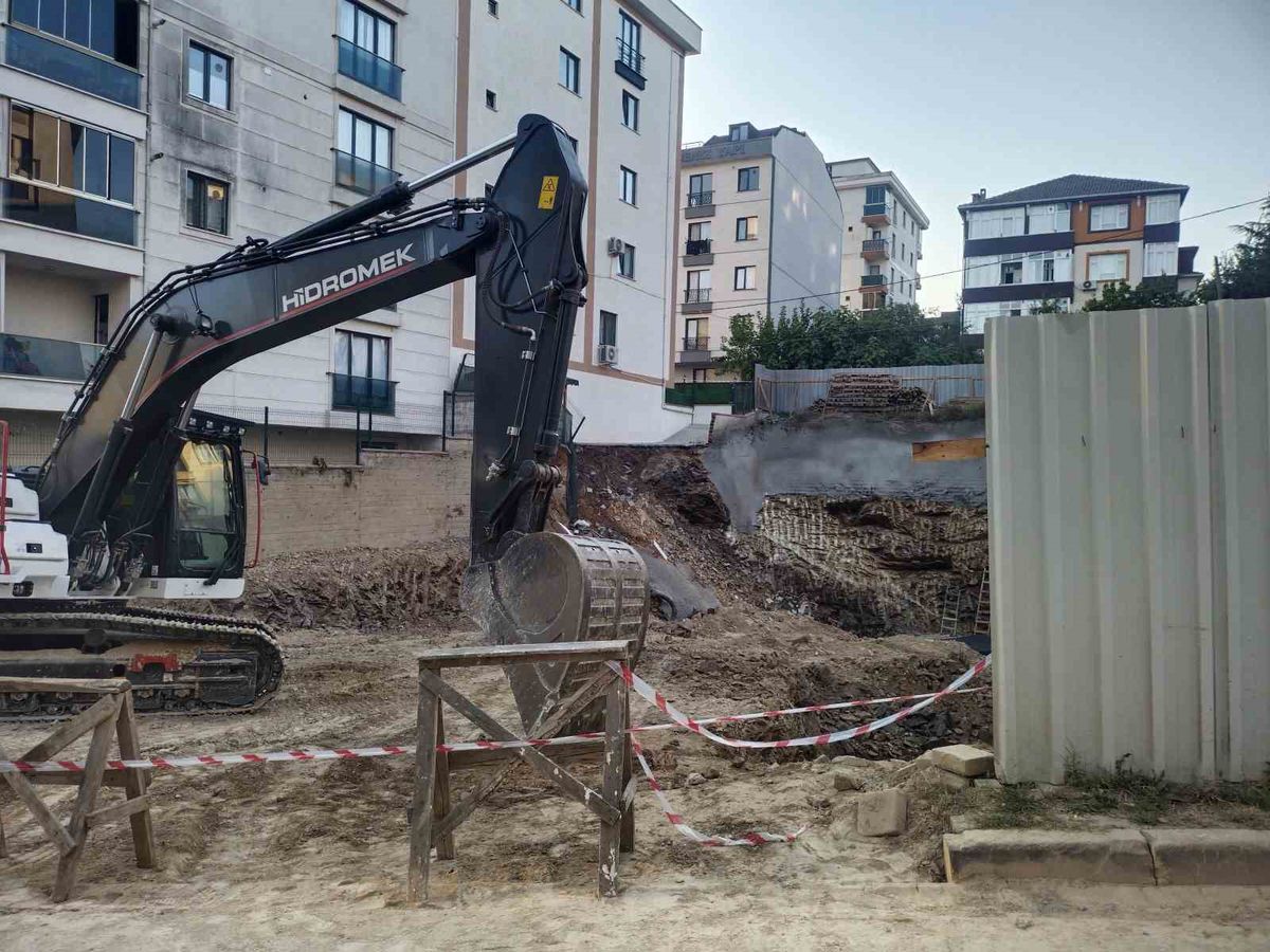 Çekmeköy'de İstinat Duvarı Çöktü: 32 Kişi Tahliye Edildi