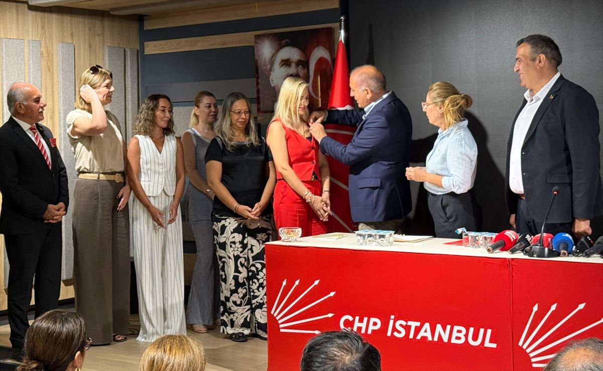 CHP'de yeni üyelere rozet töreni