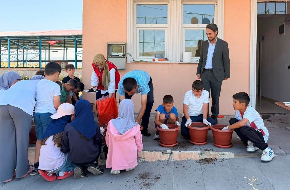 Çıldır'da 'Yeşeren Eller' Projesi ile Çocuklar Toprakla Buluştu