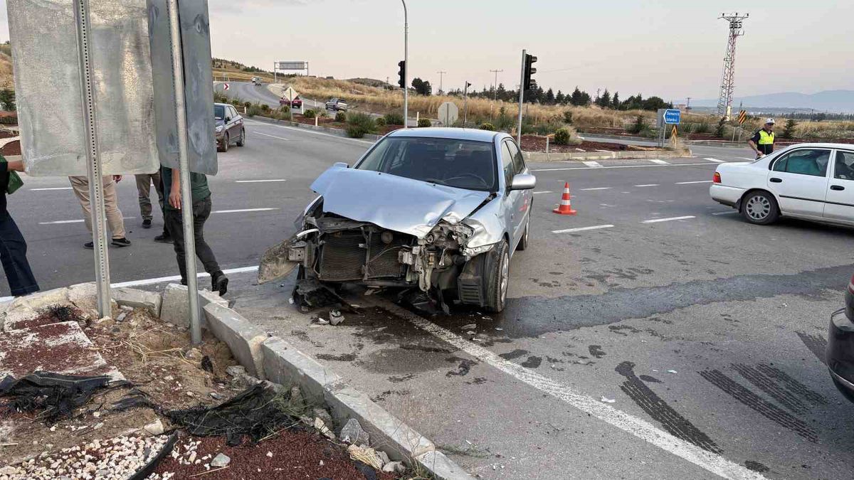 Çorum'da kavşakta kaza: Sürücüler yara almadan kurtuldu