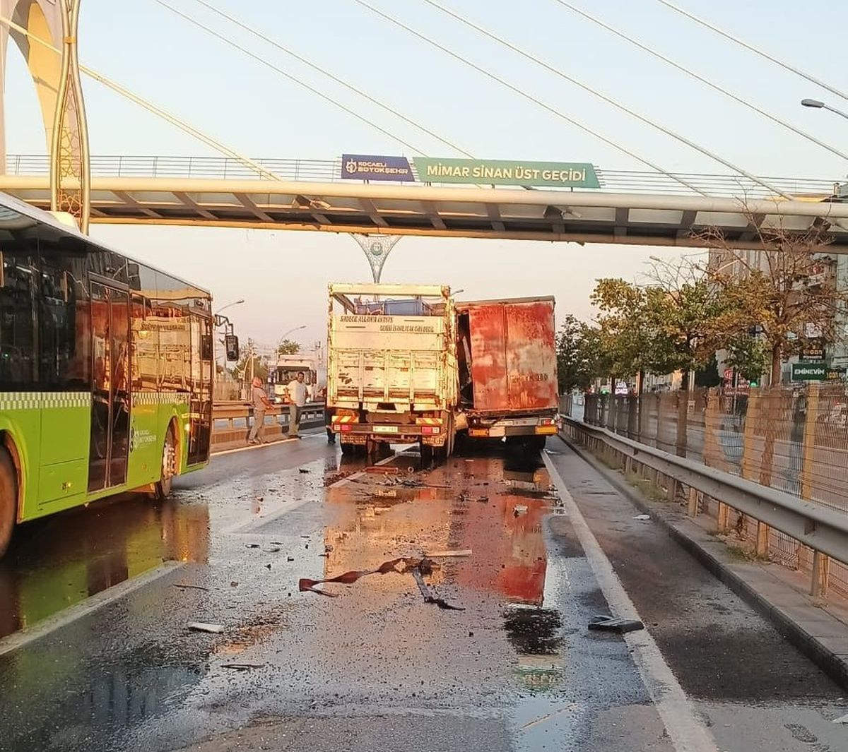 Kamyon Tıra Çarptı: Sürücü Sıkıştı, Kurtarıldı