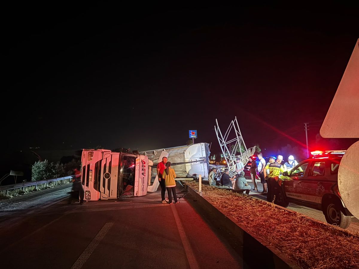 Bayındır'da Damperi Açık TIR Devrildi: 1 Yaralı