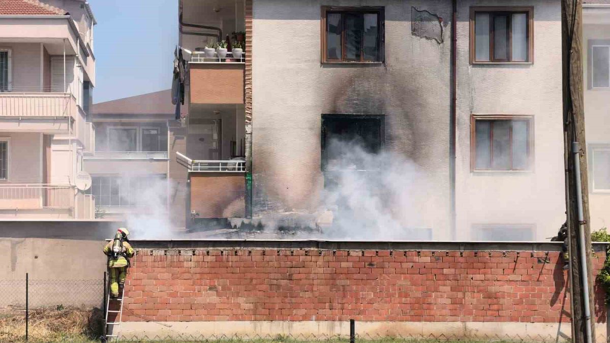 İnegöl'de Depo Yangını Apartmana Sıçradı