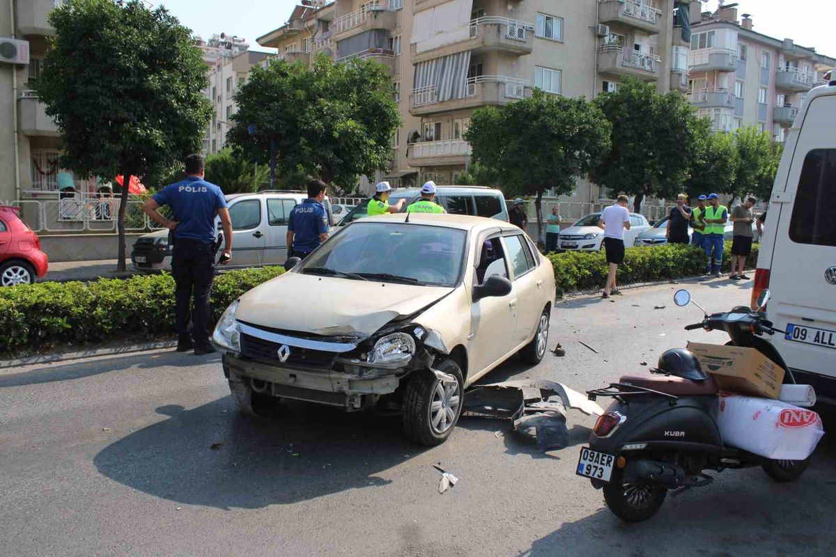 Efeler'de zincirleme kaza: 2 araç ve karavan hasar gördü