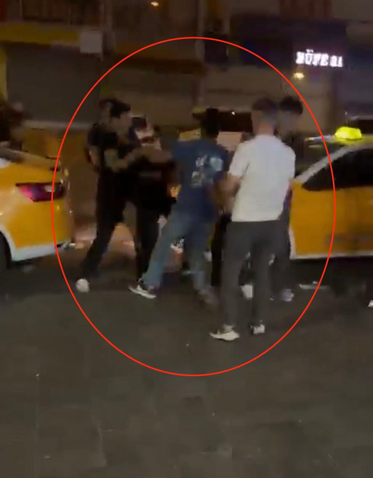 Diyarbakır'da Arkadaş Grupları Arasında Tekmeli Yumruklu Kavga: 2 Yaralı