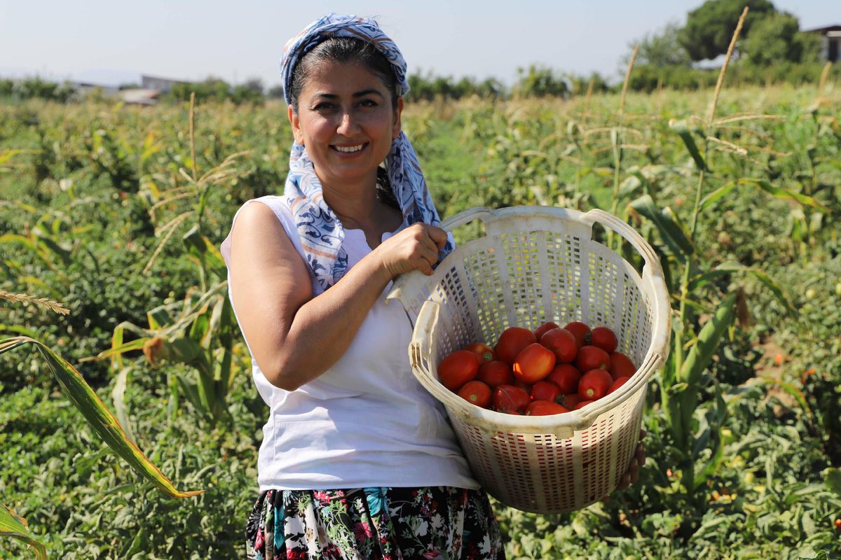 Eczacı Yeliz Dermancı: Önlükle Tarlaya, Şalvarla Eczaneye