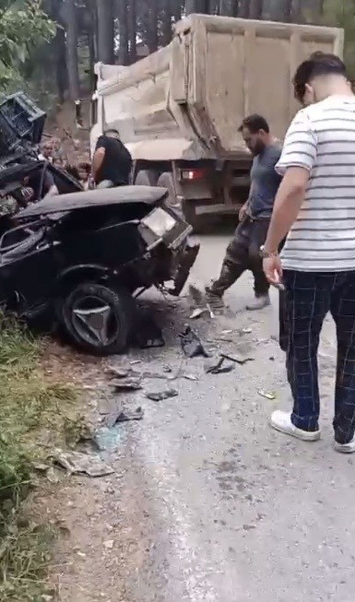 Yayla yolunda kamyon-otomobil çarpıştı: 9 yaralı