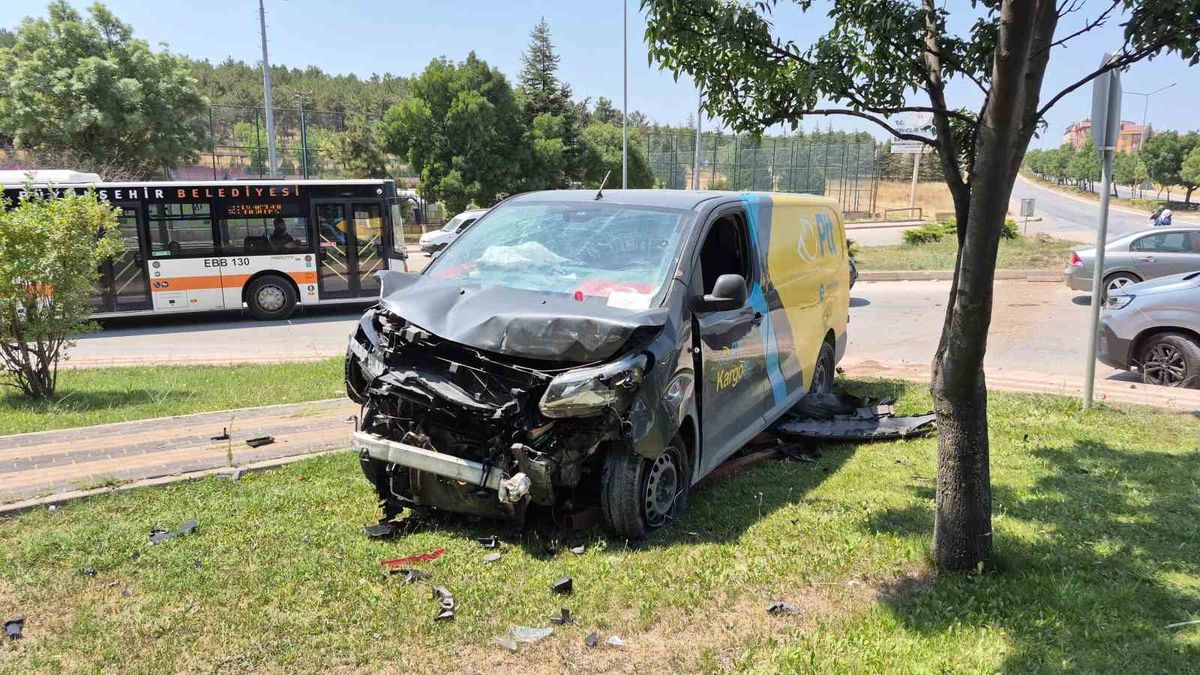 Eskişehir'de İki Araç Çarpıştı: 2 Yaralı