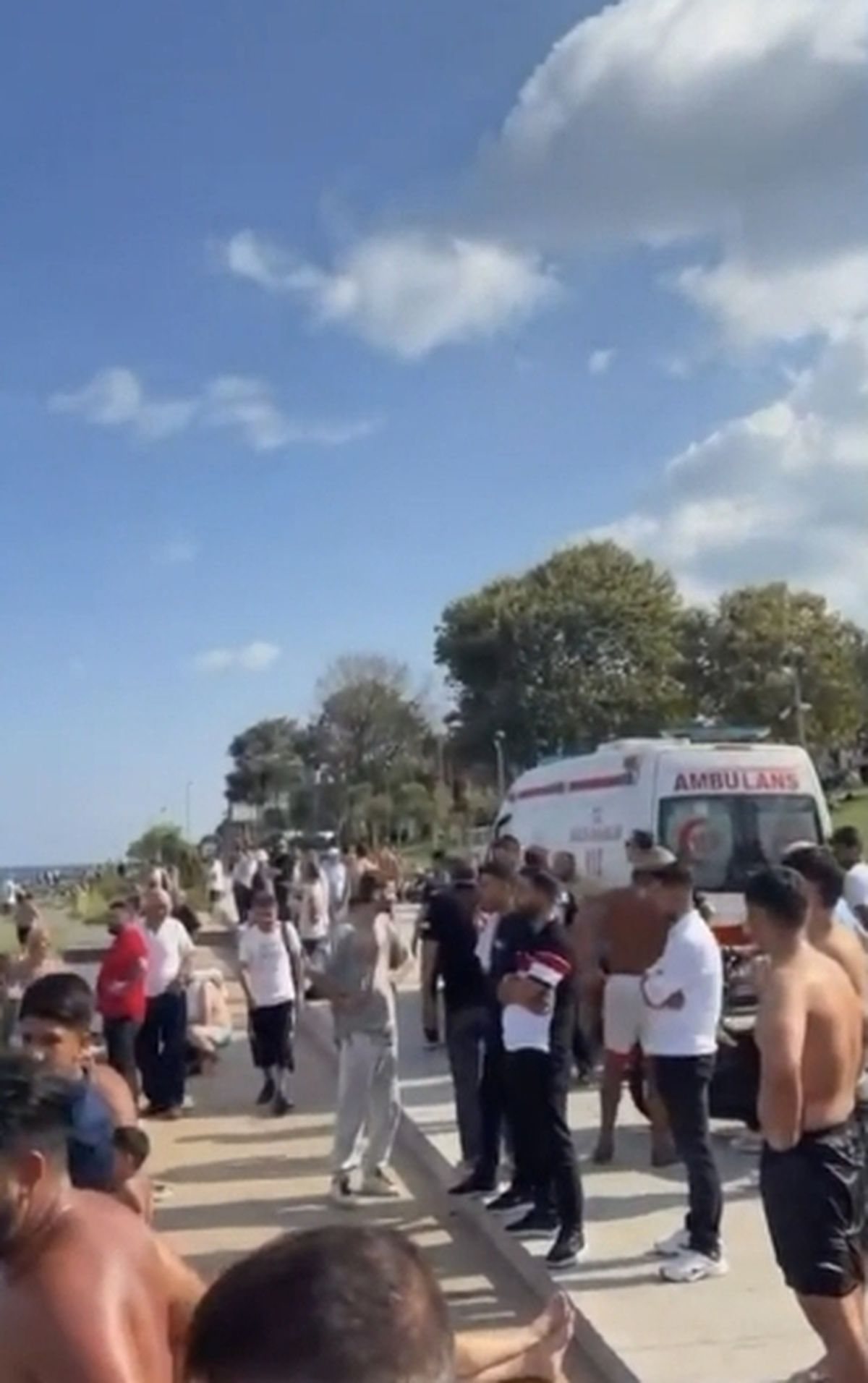 Sarayburnu’nda Boğulma Tehlikesi: 15 Yaşındaki Çocuk Kurtarıldı
