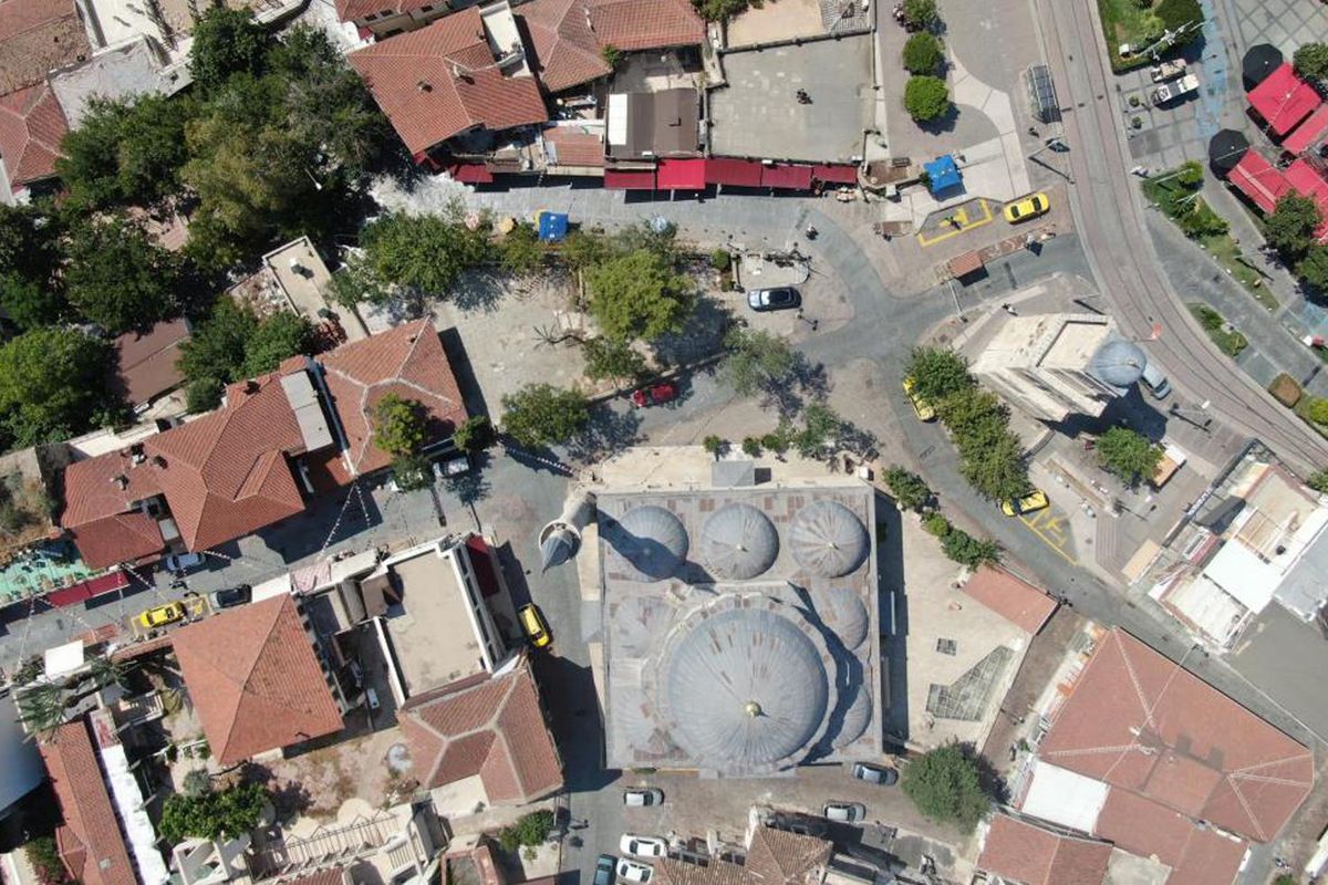 Hava kararınca nüfusunun 100 katını ağırlıyor