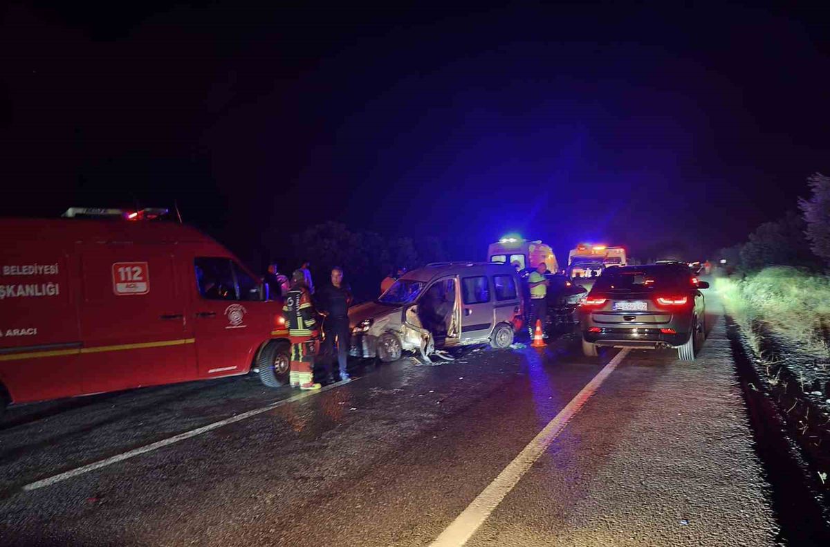 Balıkesir'de İki Araç Çarpıştı: 4 Yaralı
