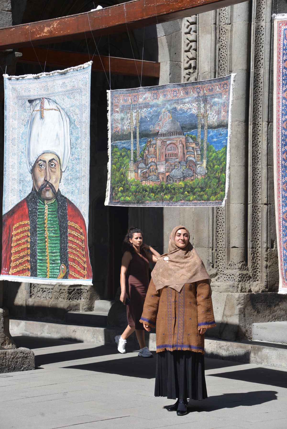 Sanat eğitimi almadan kilimlere resim yaptı, sergi açtı