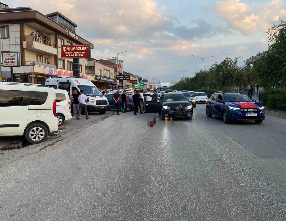İnegöl'de kaza: 4 yaralı, motosikletli çift kıl payı kurtuldu