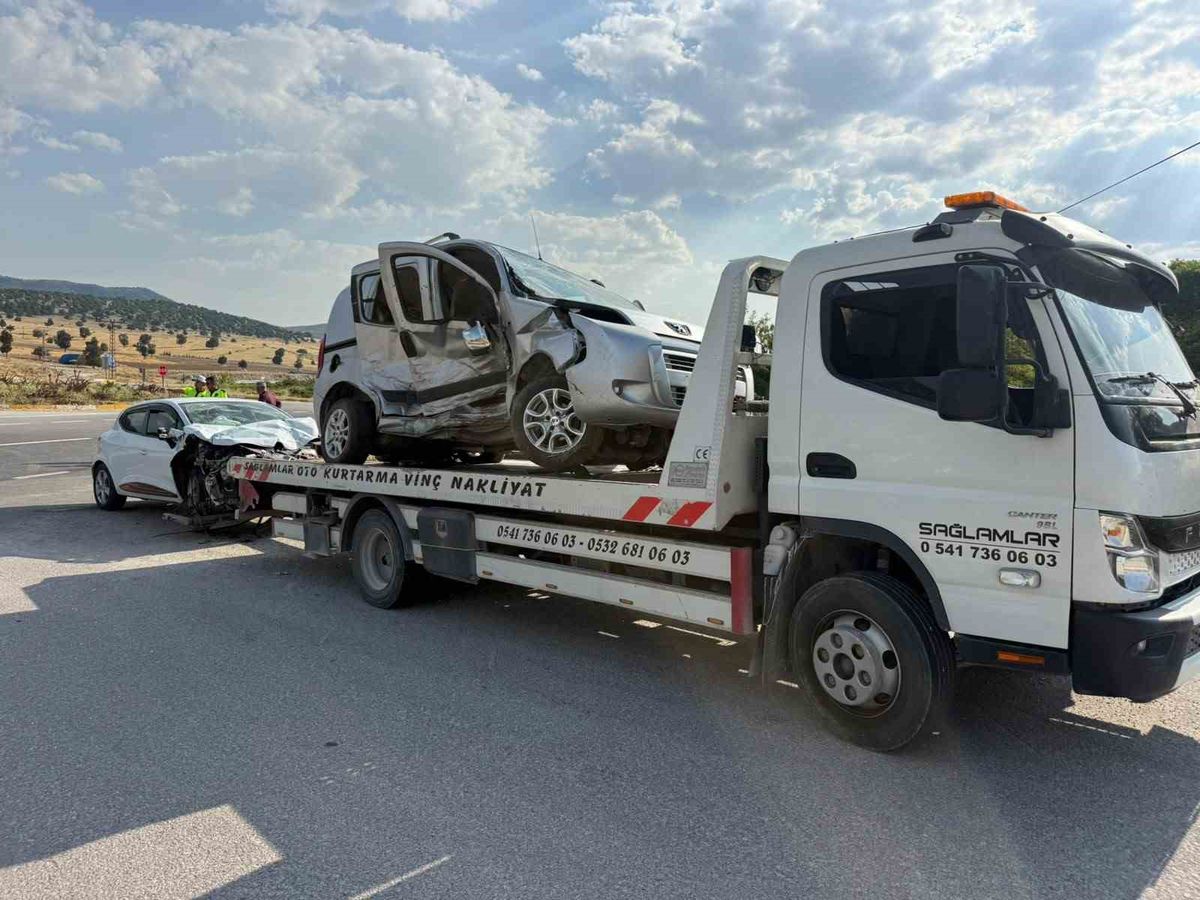 Emirdağ'da İki Otomobil Çarpıştı: 5 Yaralı