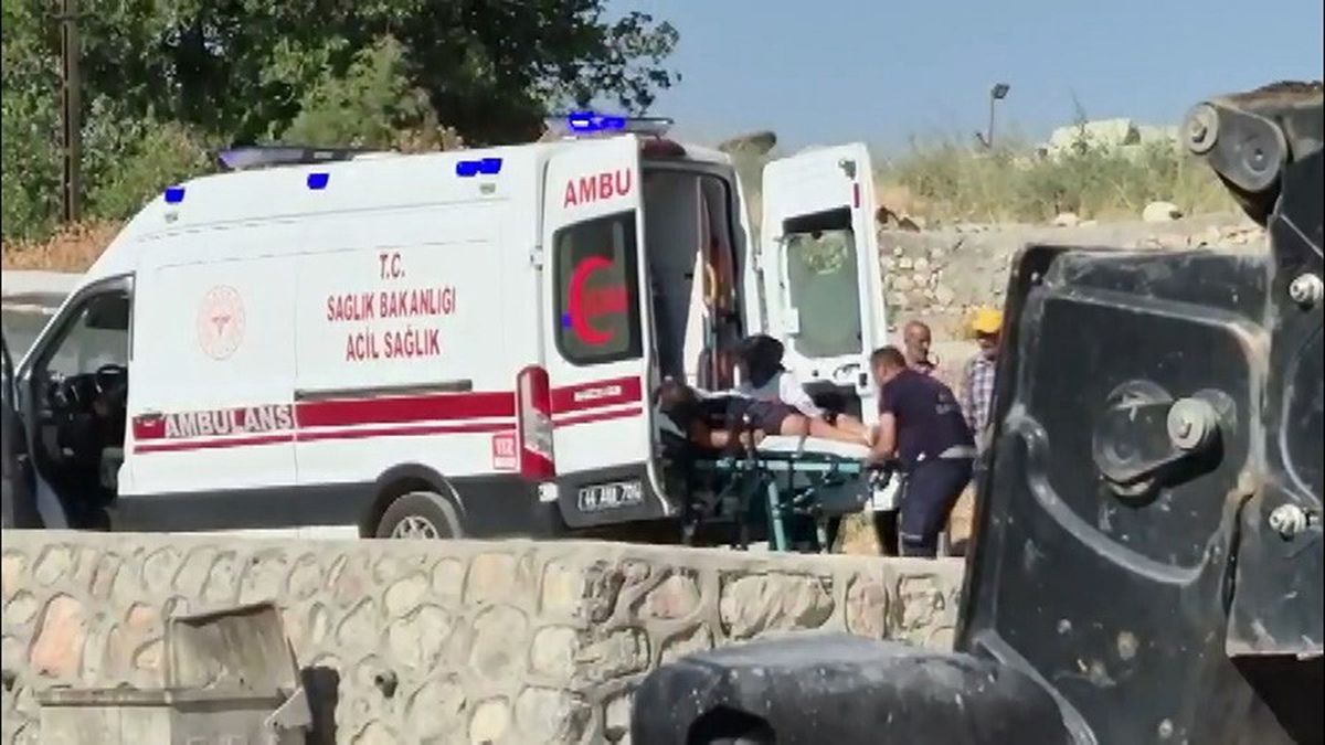 Operatör iş makinesinde kafasını cama çarptı