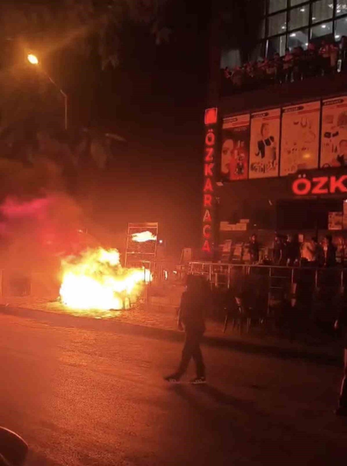 Elazığ'da İş Yeri Önünde Yangın Paniği
