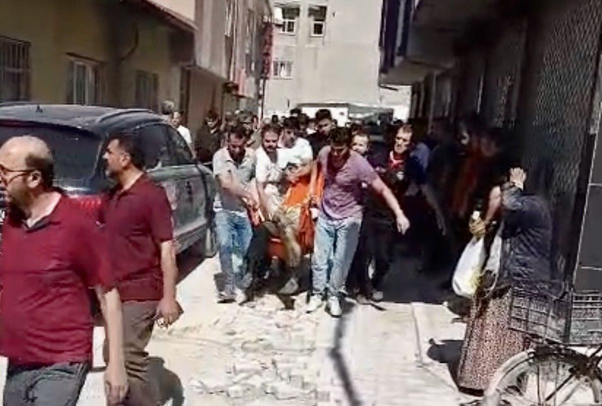 Genç kendini ateşe verdi, hastaneye kaldırıldı