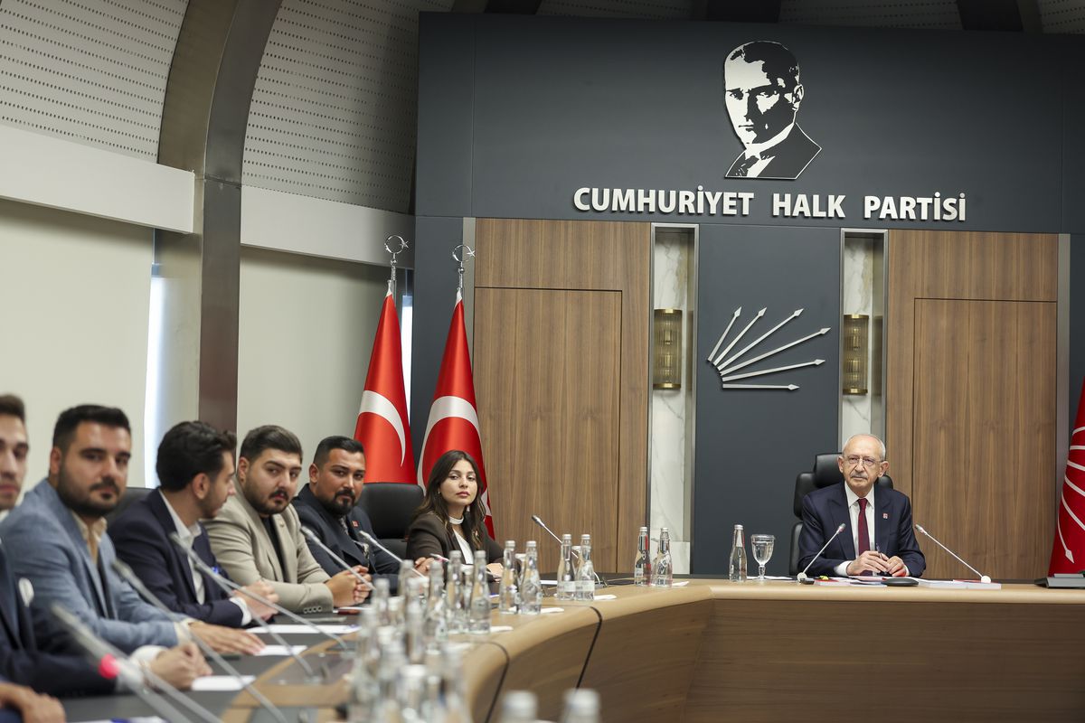 Kılıçdaroğlu, Gençlik Kolları Başkanı Berfin Karan ve MYK Üyeleriyle Bir Araya Geldi
