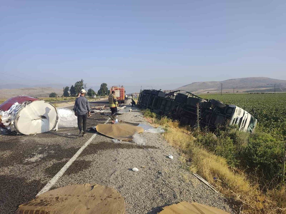 Hatay'da Tır Devrildi: Yola Rulo Sac Saçıldı