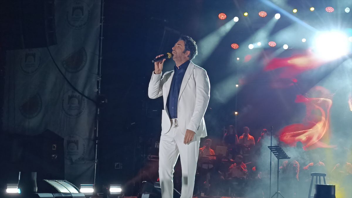 Karpuz Festivali’nde Mahsun Kırmızıgül Rüzgarı