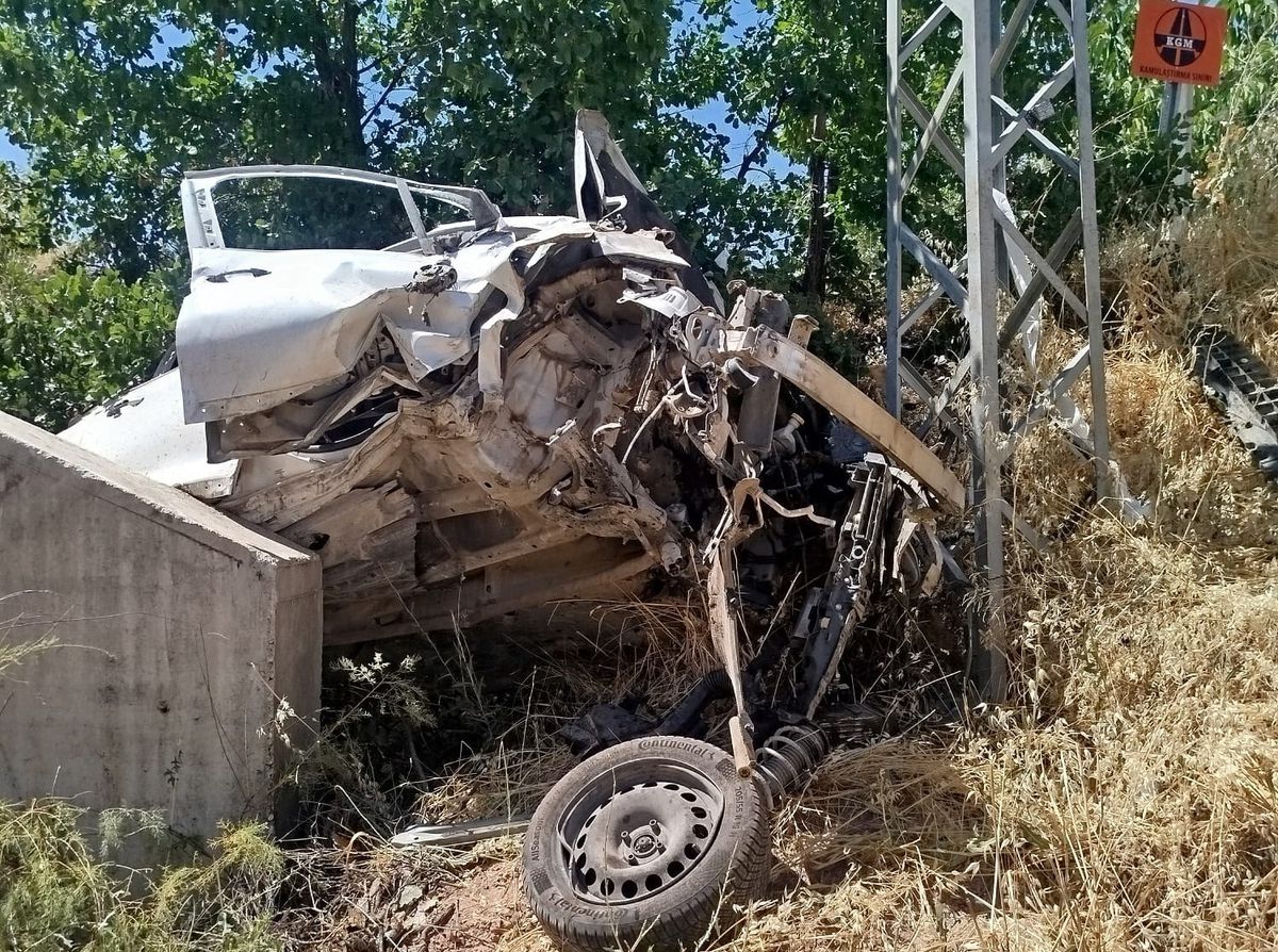 Malatya'da Kontrolden Çıkan Otomobil Menfeze Çarptı: 1 Yaralı