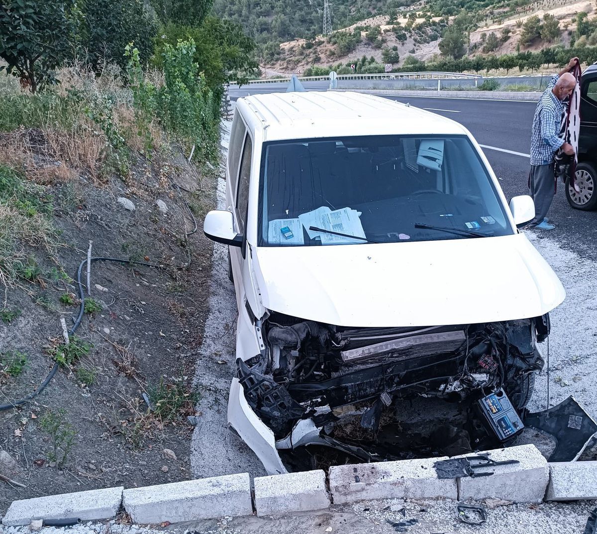 Adıyaman'da Menfeze Çarpan Araç Sürücüsü Yaralandı