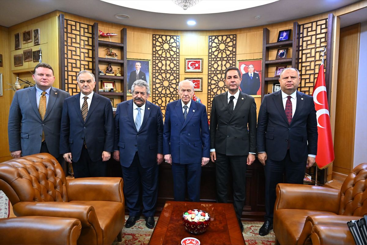 Bahçeli'den Komisyon Üyelerine Destek