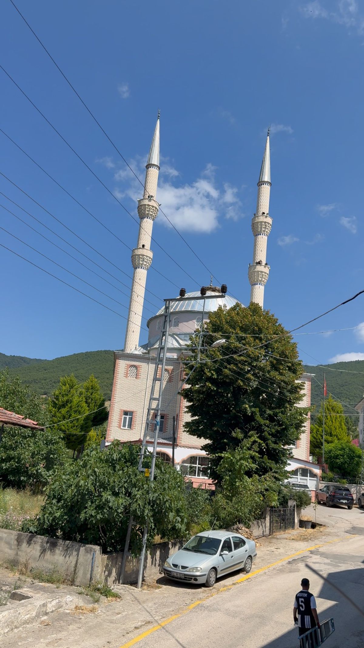 Taşova'da Köy Camisi Hoparlörlerinden Sürpriz Müzik