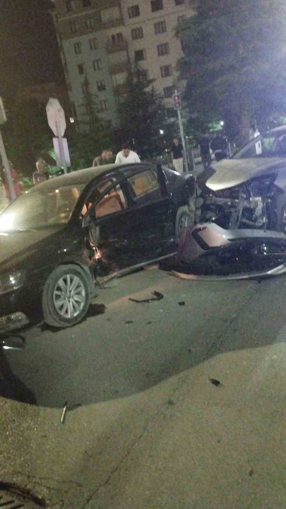 Niğde'de İki Otomobil Çarpıştı: 4 Yaralı