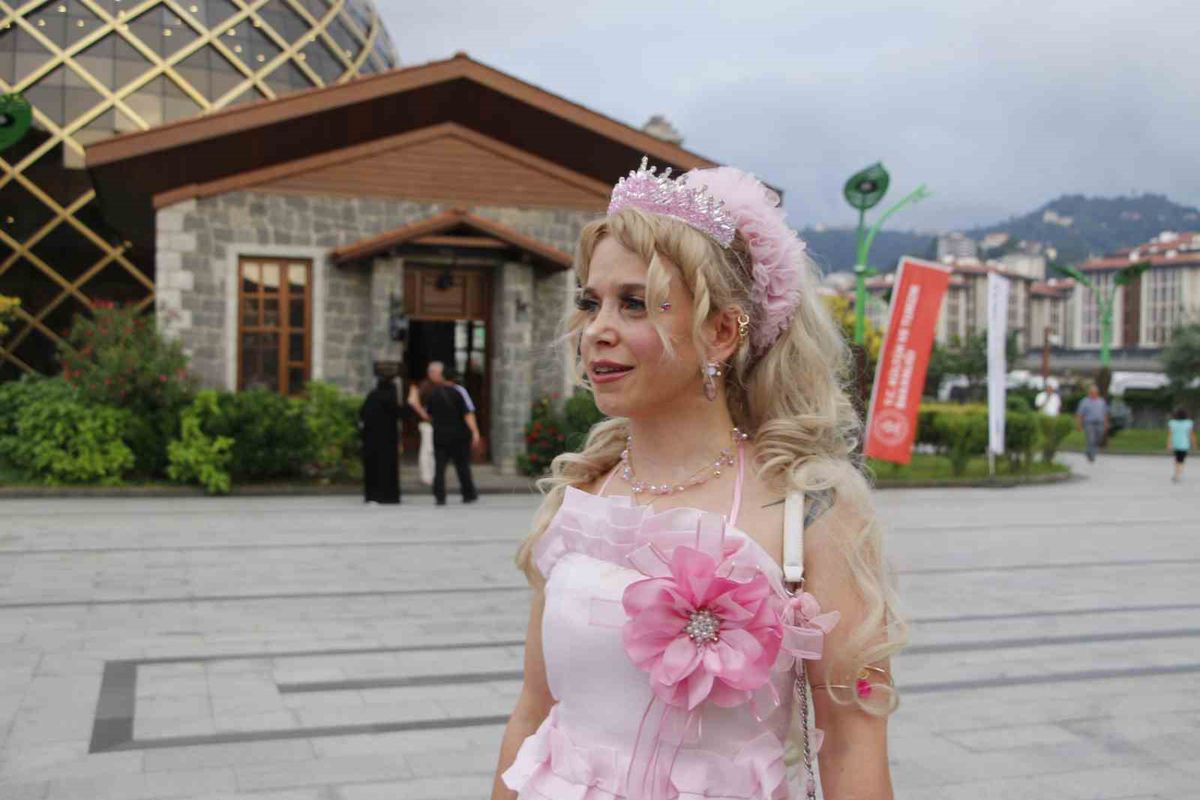 Rize'nin Barbie Ablası: Pembe Elbiselerle Çocukların Kalbini Kazandı