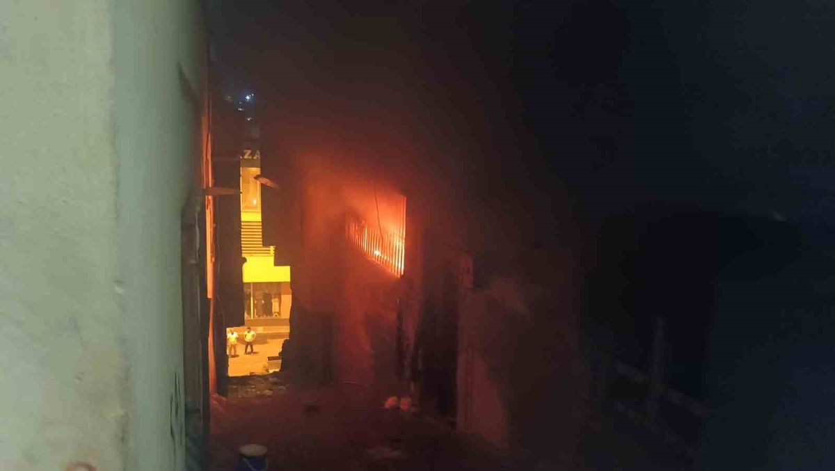Şanlıurfa'da Elektrik Kontağından Çıkan Yangın Evi Küle Çevirdi