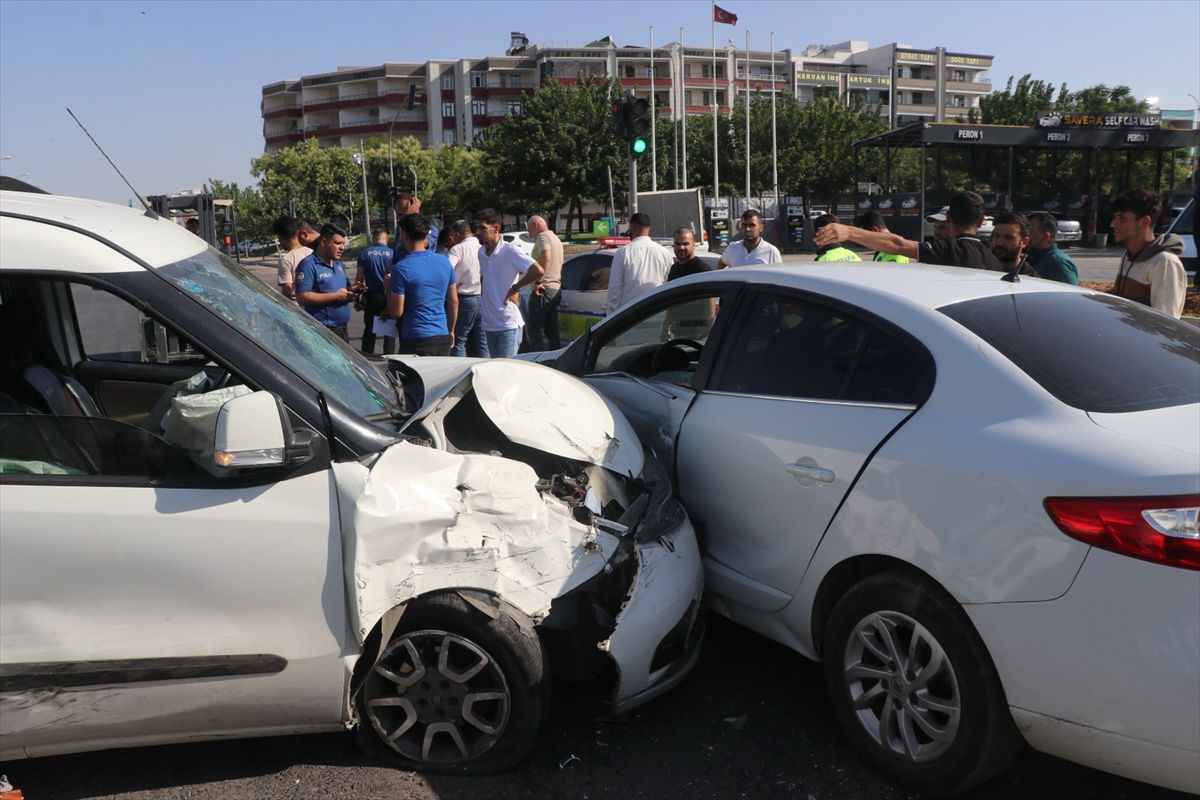 Şanlıurfa'da 5 Araçlı Zincirleme Kaza: 7 Yaralı