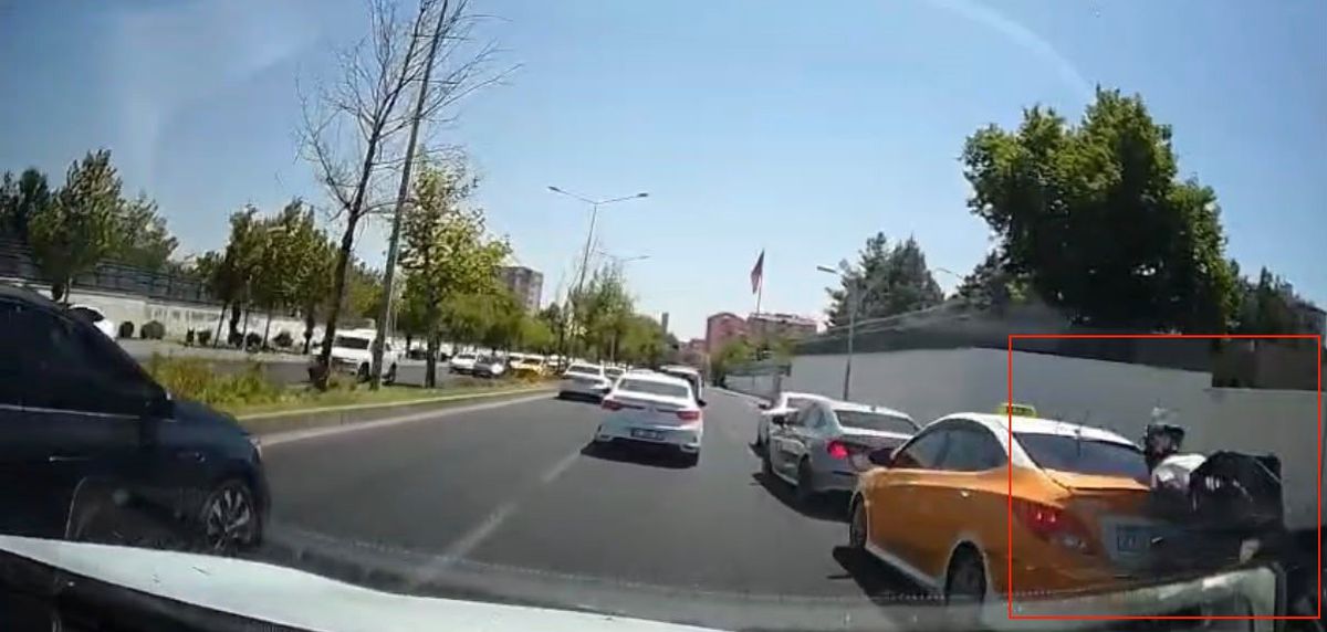 Motosiklet Taksiye Arkadan Çarptı: Kaza Anı Kamerada