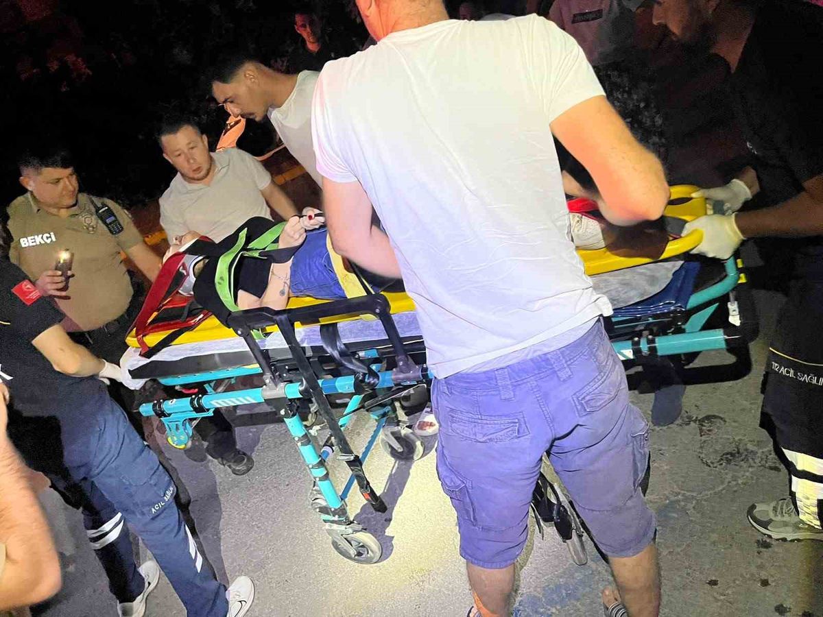 Sındırgı'da Kaza: Otomobil Kanala Uçtu, 2 Yaralı