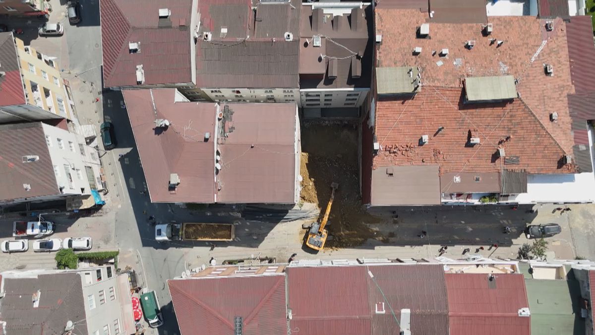 Sultangazi'de Temel Kazısı Bitişik Binada Hasar Yaptı: Bina Tahliye Edildi