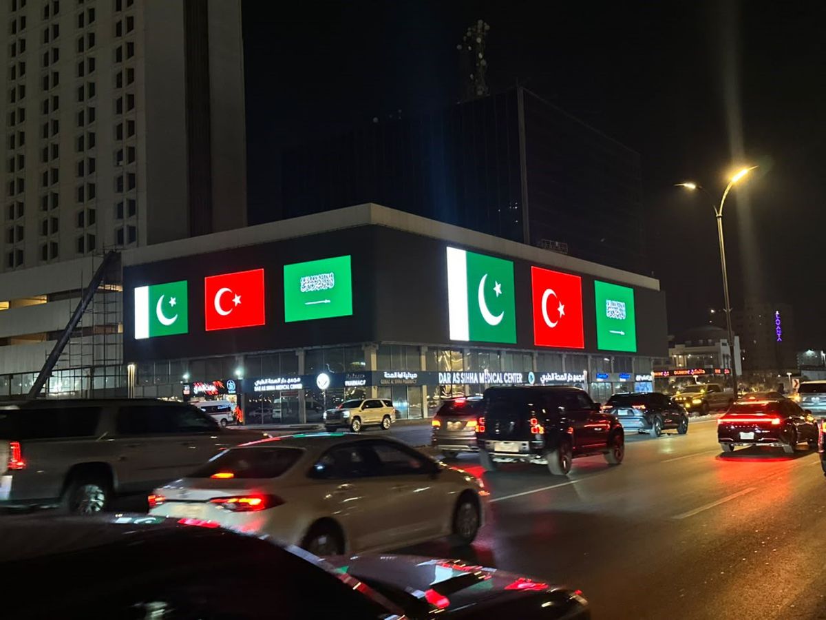 Üç Ülke Bayrakları Mekke'de Işıklandı