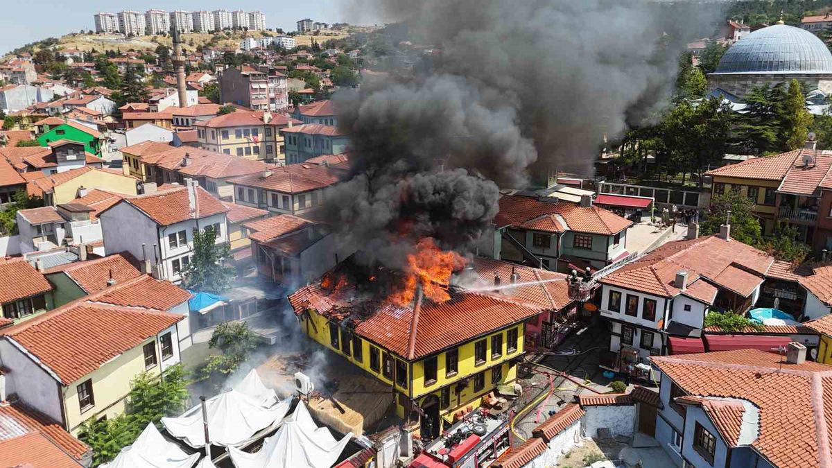 Odunpazarı'nda tarihi evde yangın: 2 yaralı