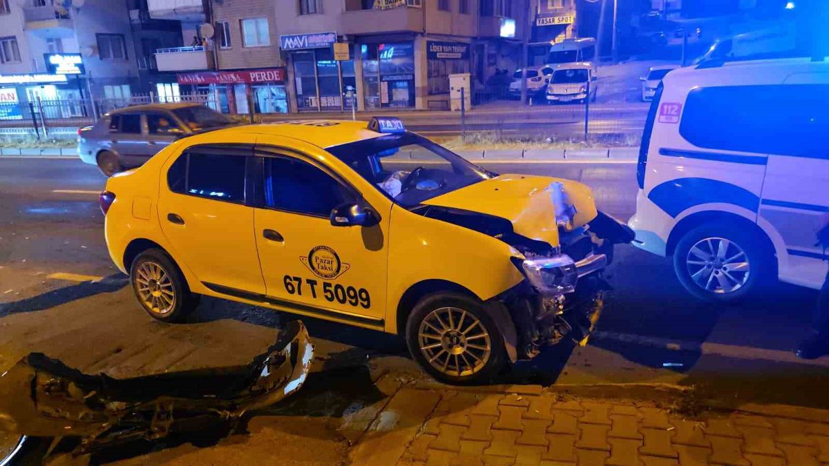 Ereğli'de Ticari Taksi Otomobile Çarptı: Araç Kullanılamaz Hale Geldi